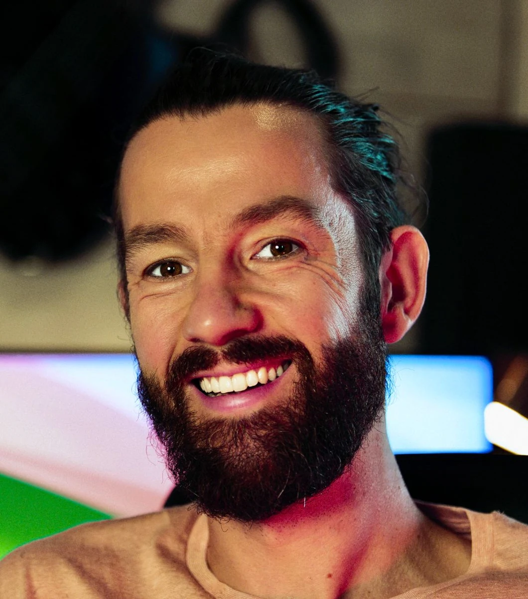 Portrait d’Antoine Heil, formateur et conseil en travaux sur cordes, souriant.